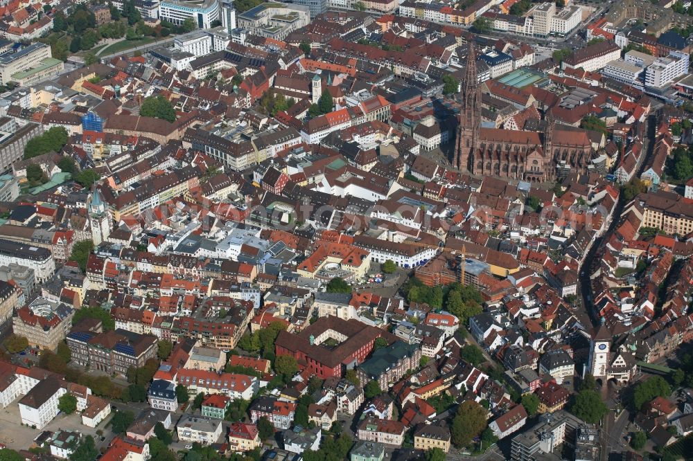 Aerial photograph Freiburg im Breisgau - City view of Freiburg im Breisgau in the state of Baden-Wuerttemberg with the Freiburg Muenster in the center of the old town