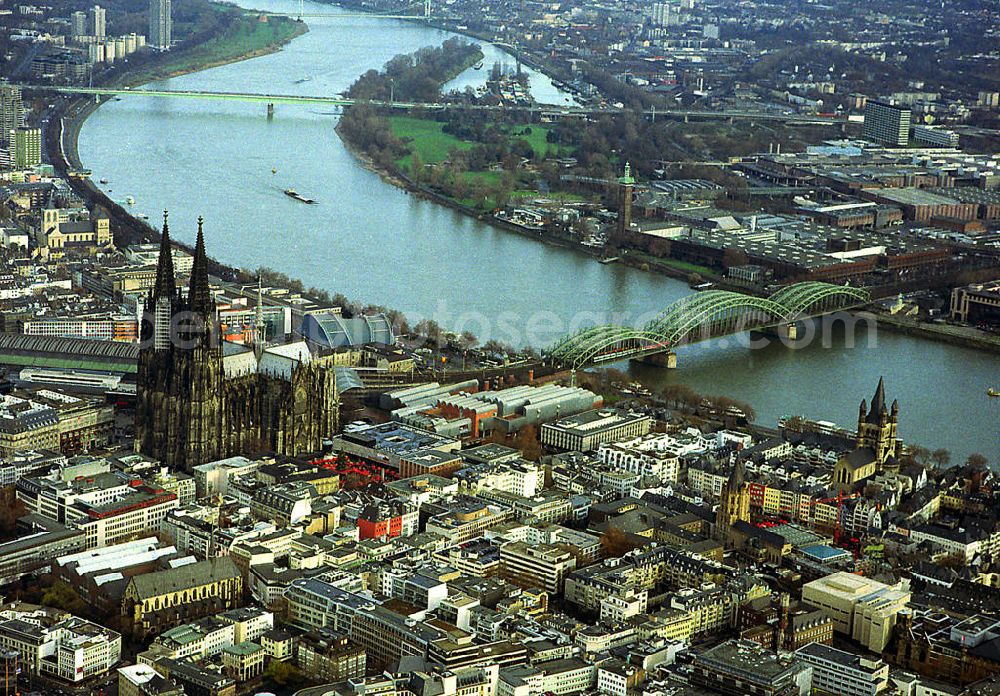 Köln from above - Blick auf die Kölner Altstadt. Die Aufnahme zeigt zahlreiche Sehenwürdigkeiten zwischen Dom und Rhein. Vor dem Dom sind (v. li.) die Antoniterkirche, das Rathaus und Groß St. Martin erkennbar. Hinter der (grünen) Hohenzollernbrücke befindet sich das Messegelände.View the old town of Cologne. The image shows many points of interest between the cathedral and the Rhine.