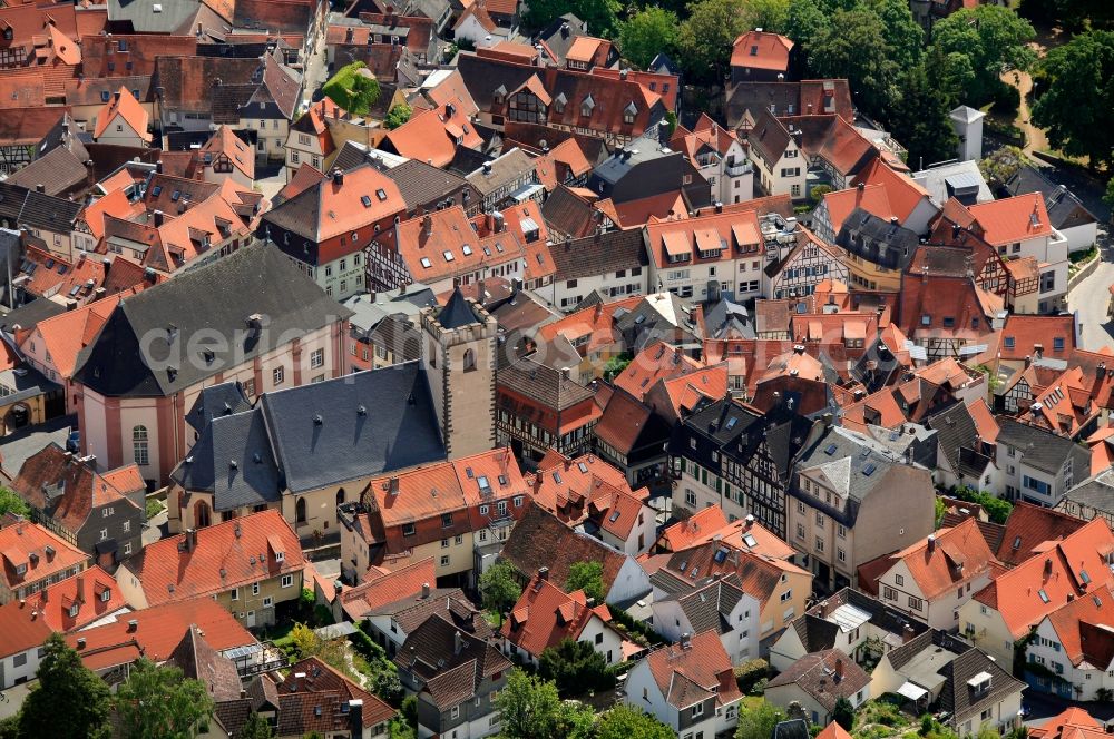 Aerial image Kronberg im Taunus - Old town with church Streitkirche and Museum Kronberger Malerkolonie and old apartment buildings along the Friedrich-Ebert-Strasse in Kronberg im Taunus in Hesse