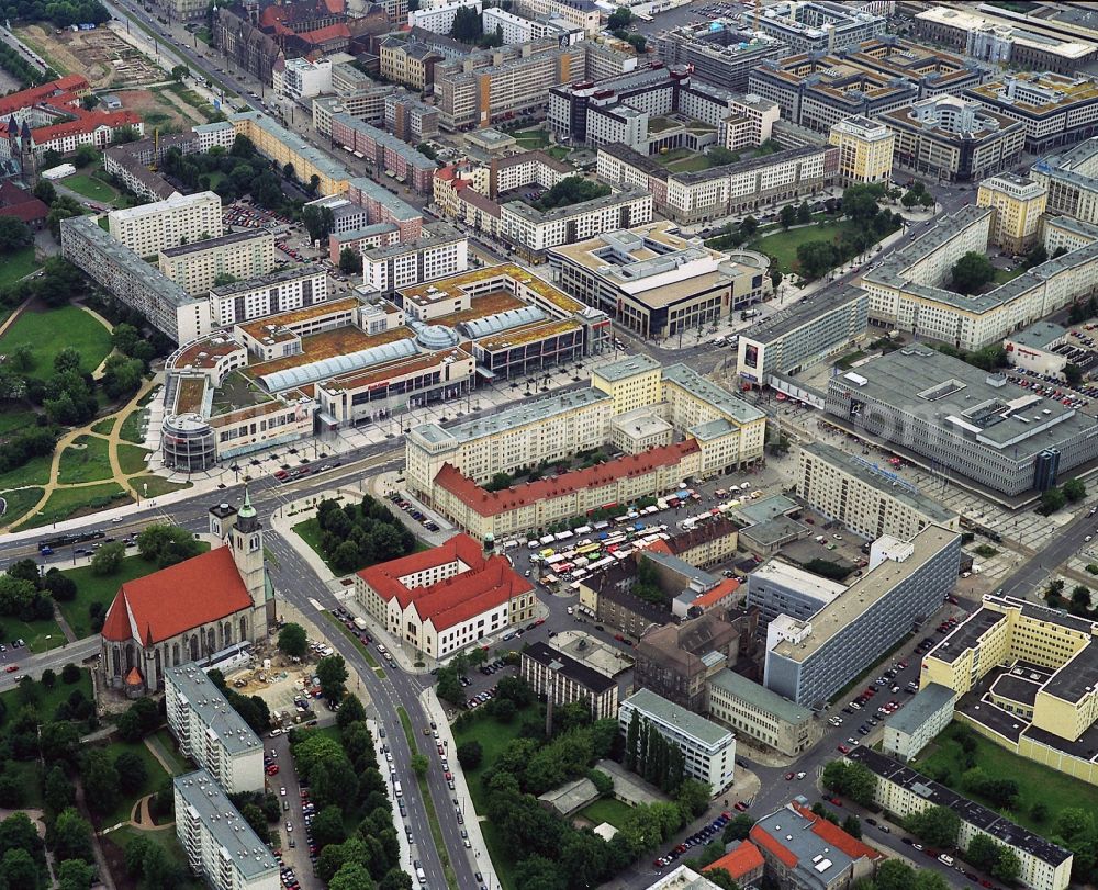 Aerial photograph Magdeburg - Historic city Magdeburg with the shopping centres Allee Center and Ulrichhaus, the Town hall and the St. John´s Church in the state Saxony-Anhalt