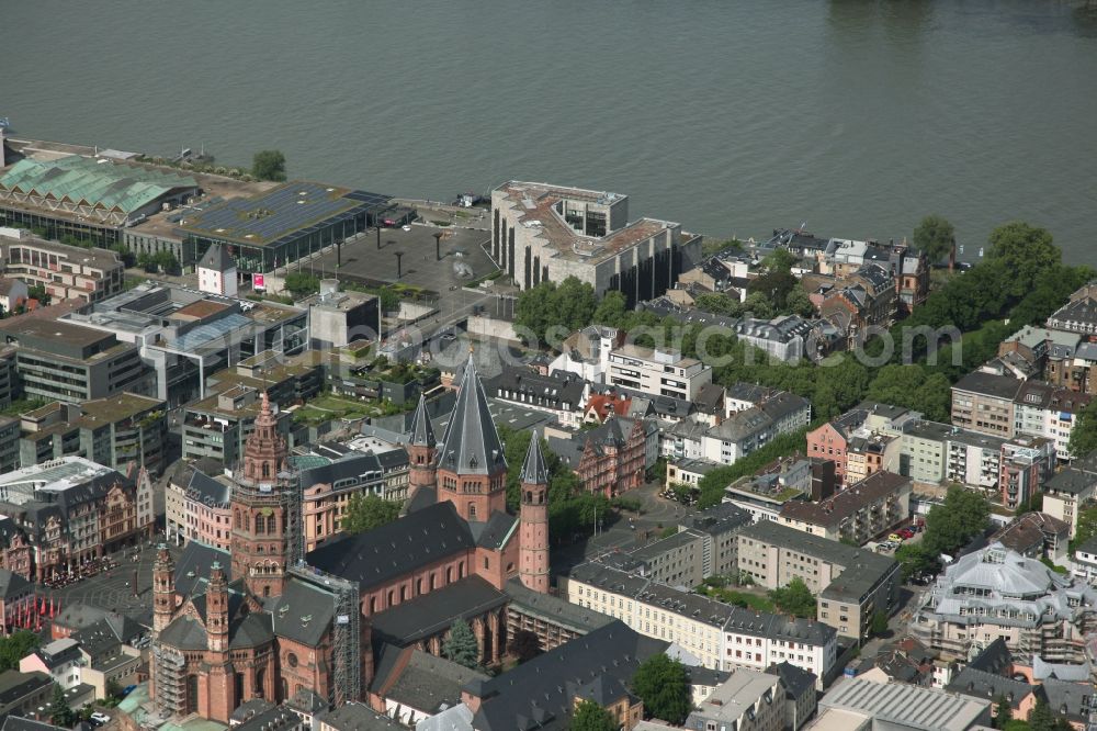 Aerial photograph Mainz - A look at the old town with the High St. Martin's Cathedral in Mainz, an Episcopal Church, and the Episcopal Cathedral and Diocesan Museum in Mainz in Rhineland-Palatinate