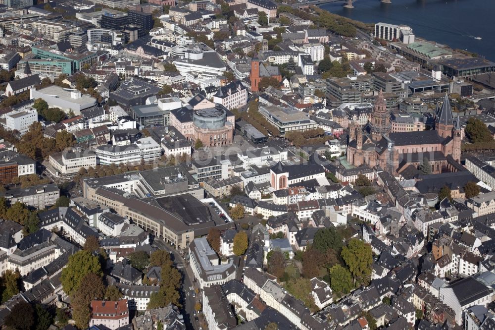 Aerial photograph Mainz - A look at the old town with the High St. Martin's Cathedral in Mainz, an Episcopal Church, and the Episcopal Cathedral and Diocesan Museum in Mainz in Rhineland-Palatinate. In the center, the Ludwigstrasse and the Theater