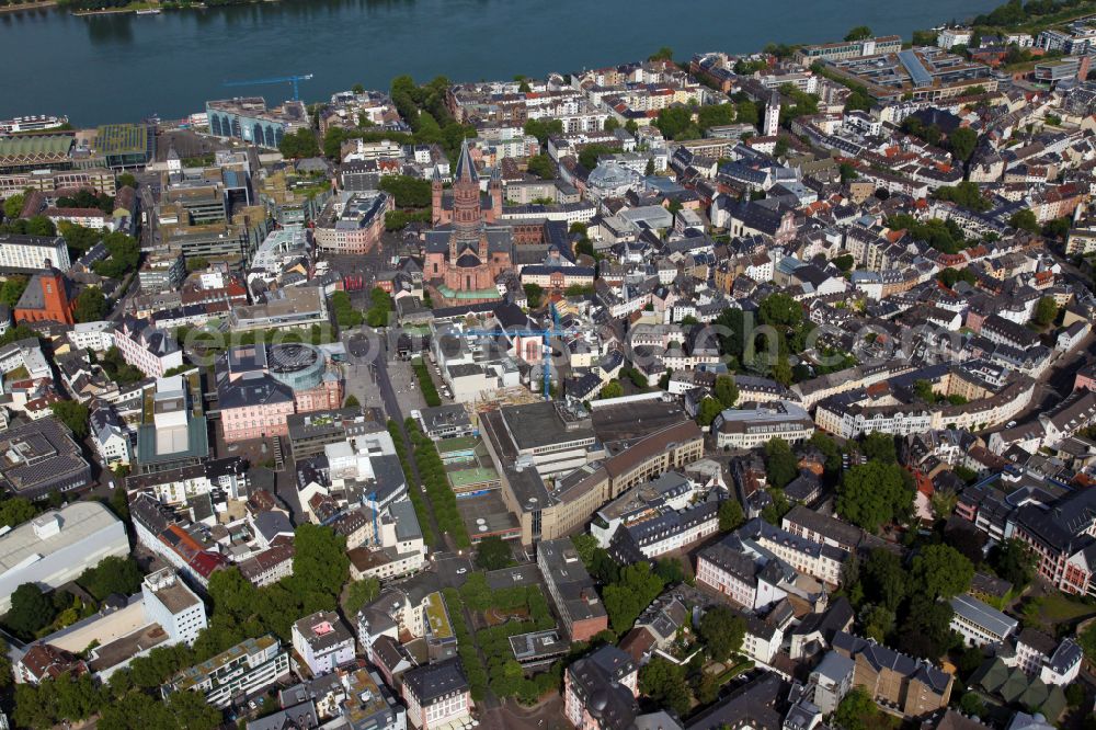 Mainz from the bird's eye view: A look at the old town with the High St. Martin's Cathedral in Mainz, an Episcopal Church, and the Episcopal Cathedral and Diocesan Museum in Mainz in Rhineland-Palatinate