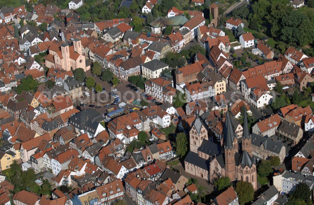 Aerial photograph Gelnhausen - Blick auf die Altstadt mit Marienkirche von Gelnhausen in Hessen. Die Stadt existiert bereits seit 1170 und wurde von Kaiser Friedrich I (Barbarossa) gegründet. Sie ist noch in großen Teilen erhalten geblieben und birgt viele Sehenswürdigkeiten, wie die Marienkirche, die zum beliebten Ausflugsziel für Touristen geworden ist. Touristinfo: Tourist-Information, Obermarkt 24, 63571 Gelnhausen, Tel. +49(0)6051 83030 0, Fax +49(0)6051 83030 3, Email: tourist-information@gelnhausen.de