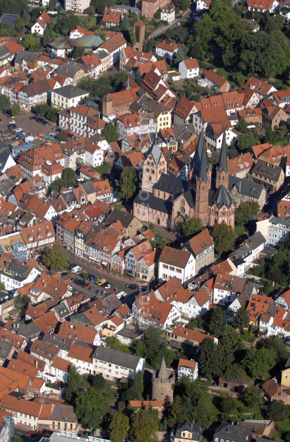 Gelnhausen from above - Blick auf die Altstadt mit Marienkirche von Gelnhausen in Hessen. Die Stadt existiert bereits seit 1170 und wurde von Kaiser Friedrich I (Barbarossa) gegründet. Sie ist noch in großen Teilen erhalten geblieben und birgt viele Sehenswürdigkeiten, wie die Marienkirche, die zum beliebten Ausflugsziel für Touristen geworden ist. Touristinfo: Tourist-Information, Obermarkt 24, 63571 Gelnhausen, Tel. +49(0)6051 83030 0, Fax +49(0)6051 83030 3, Email: tourist-information@gelnhausen.de