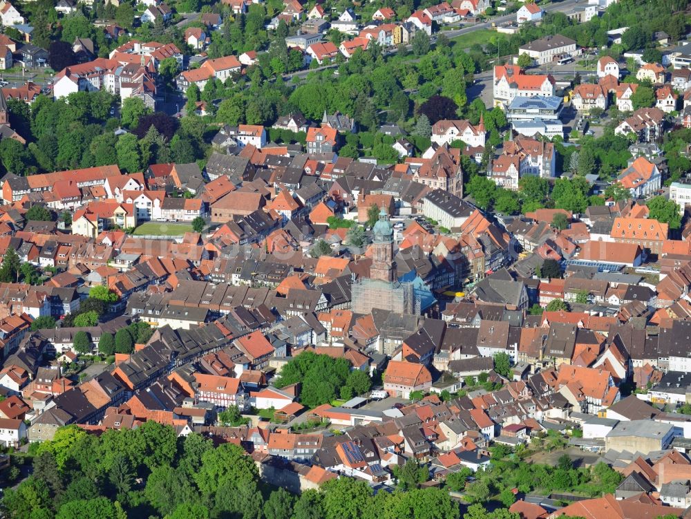 Aerial photograph Einbeck - Old Town and timbered houses and in the center the market Church at the market corner market street in Einbeck in the state Lower Saxony