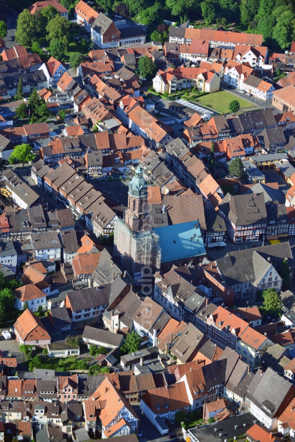 Aerial image Einbeck - Old Town and timbered houses and in the center the market Church at the market corner market street in Einbeck in the state Lower Saxony