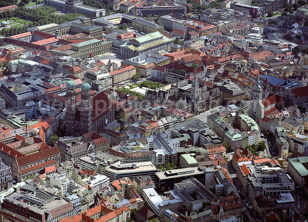 München from above - Blick auf die Altstadt München, mit dem Neuen Rathaus, der Frauenkirche, der Katholischen Stadtpfarrei St. Peter und dem Nationaltheater München. View to the historic district of Munich with the New City Hall, the Frauenkirche, the Catholic Paris Church St. Peter and the National Theatre Munch.