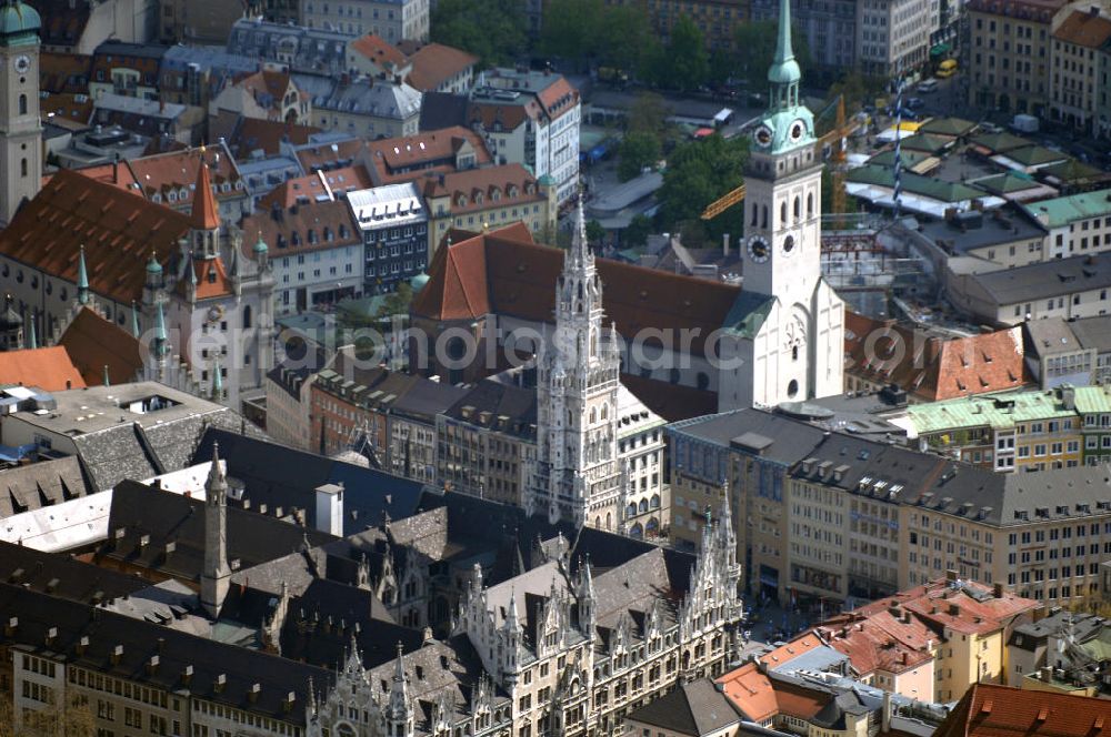 Aerial photograph MÜNCHEN - Blick auf die Altstadt Münchens mit dem Neuen Rathaus, der Frauenkirche und der Katholischen Stadtpfarrei St. Peter. Kontakt: Neues Rathaus, Marienplatz 8, 80331 München, Tel. +49 (0)89 23300, e-mail: rathaus@muenchen.de; Frauenkirche, Frauenplatz 1, 80331 München, Tel. +49 (0)89 29 00 820; Kath. Pfarramt St. Peter, Rindermarkt 1, 80331 München, Tel. +49 (0)89 2604828