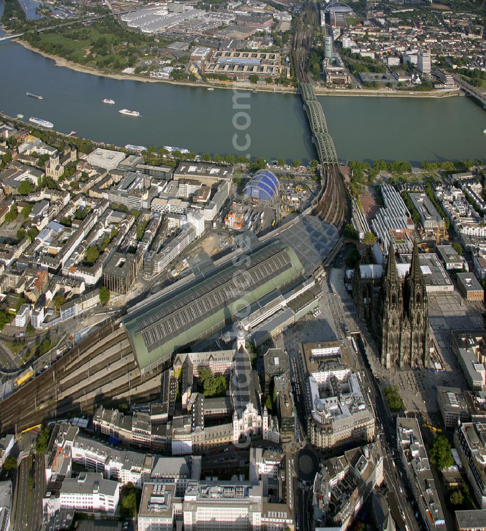 Aerial image Köln - Blick auf den Hauptbahnhof mit dem Kölner Dom und der Hohenzollernbrücke über den Rhein in der Altstadt-Nord in Köln - Nordrhein-Westfalen / NRW. View onto the main / central railway / railroad station, the Cologne Cathedral and the Hohenzollern-Bridge over the rhine in old town north Cologne - North Rhine-Westphalia.