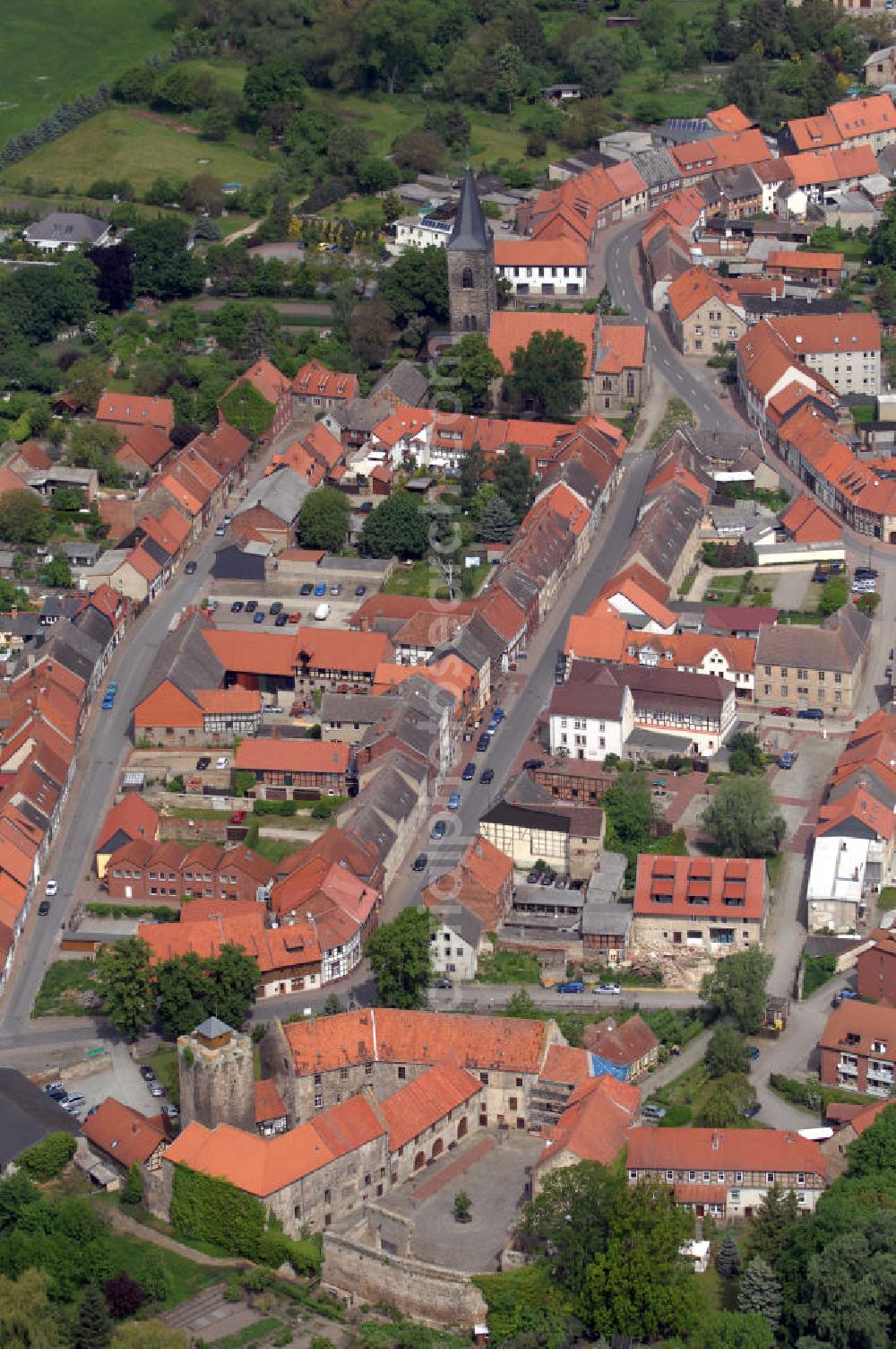 Aerial image Oebisfelde - Old town with the castle and the Saint Catherine ' s Church of Oebisfelde in Saxony-Anhalt