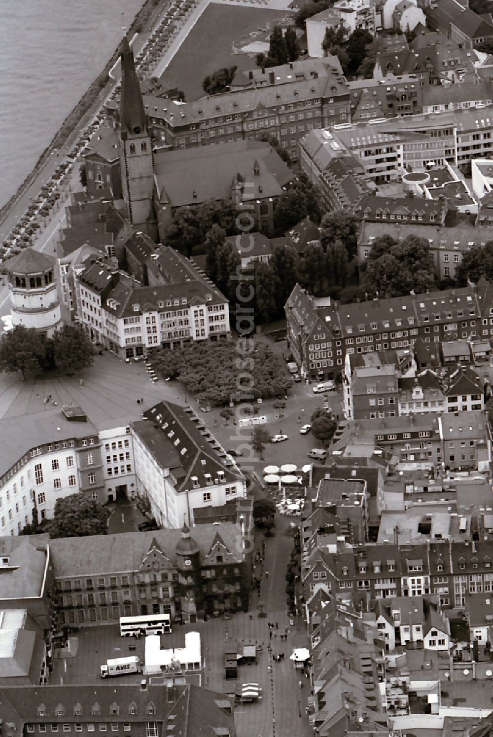 Aerial image Düsseldorf - Old town on the Rhine amRathaus, Castle Tower and the Church of St. Lambertus in Dusseldorf in North Rhine-Westphalia