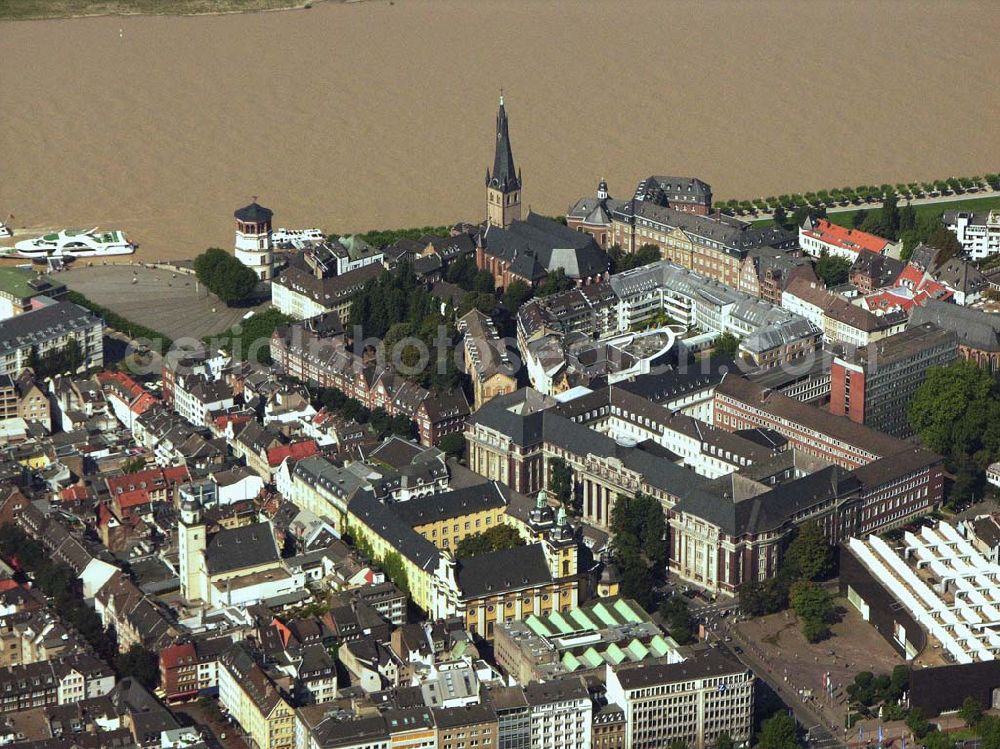 Düsseldorf (NRW) from the bird's eye view: 28.08.2005 Düsseldorf (NRW) Blick auf die Düsseldorfer Altstadt und das Rheinufer. Die Sedimentfärbung des Rheins geht auf das Alpen Hochwasser im August2005 zurück.