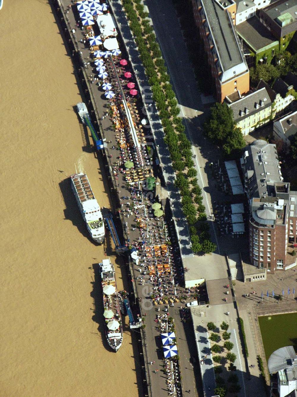 Düsseldorf (NRW) from above - 28.08.2005 Düsseldorf (NRW) Blick auf die Düsseldorfer Altstadt und das Rheinufer. Die Sedimentfärbung des Rheins geht auf das Alpen Hochwasser im August2005 zurück.