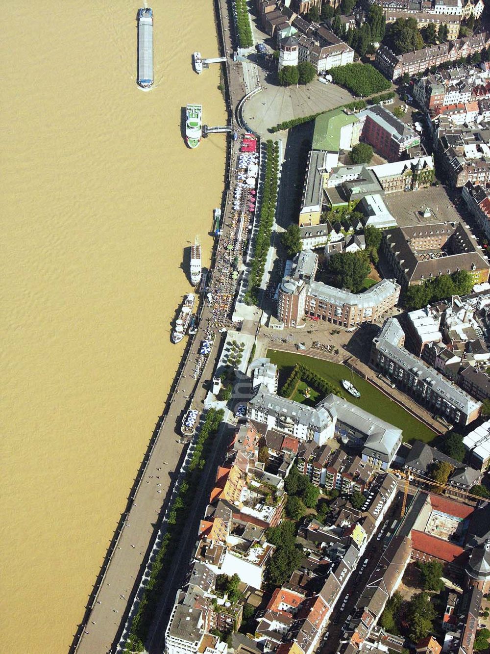 Düsseldorf (NRW) from the bird's eye view: 28.08.2005 Düsseldorf (NRW) Blick auf die Düsseldorfer Altstadt und das Rheinufer. Die Sedimentfärbung des Rheins geht auf das Alpen Hochwasser im August2005 zurück.