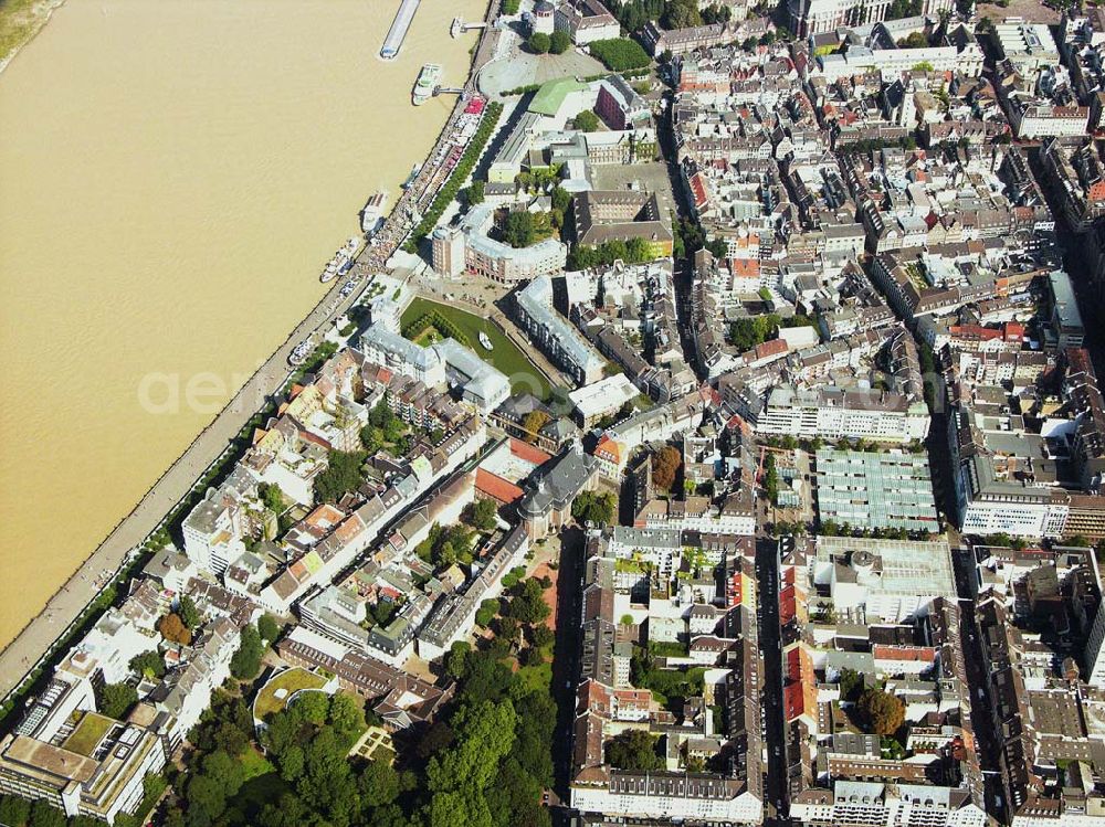 Aerial image Düsseldorf (NRW) - 28.08.2005 Düsseldorf (NRW) Blick auf die Düsseldorfer Altstadt und das Rheinufer. Die Sedimentfärbung des Rheins geht auf das Alpen Hochwasser im August2005 zurück.