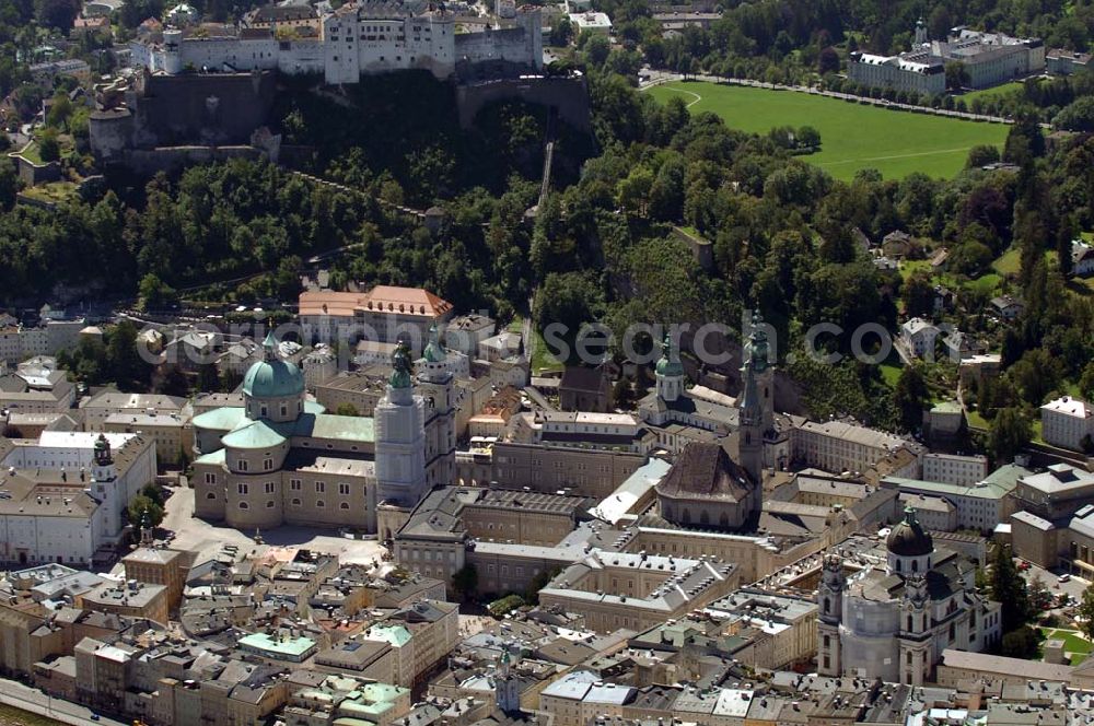 Salzburg from the bird's eye view: Die Altstadt von Salzburg umfasst den historischen Innenstadtkern von Salzburg. Auf dem Bild sind von links nach rechts der Salzburger Dom, der Stift Sankt Peter, die Franziskanerkirche, sowie die Kollegienkirche am Universitätsplatz zu sehen. Salzburg 2007/07/14 The old-town includes the historical buildings of Salzburg. This picture shows, from the left to the right, the Salzburg Cathedral, the St. Peter monastery, the Franziskanerchurch, as well as the University church.