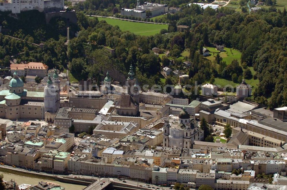 Salzburg from above - Die Altstadt von Salzburg umfasst den historischen Innenstadtkern von Salzburg. Auf dem Bild sind von links nach rechts der Salzburger Dom, der Stift Sankt Peter, die Franziskanerkirche, sowie die Kollegienkirche am Universitätsplatz zu sehen. Salzburg 2007/07/14 The old-town includes the historical buildings of Salzburg. This picture shows, from the left to the right, the Salzburg Cathedral, the St. Peter monastery, the Franziskanerchurch, as well as the University church.