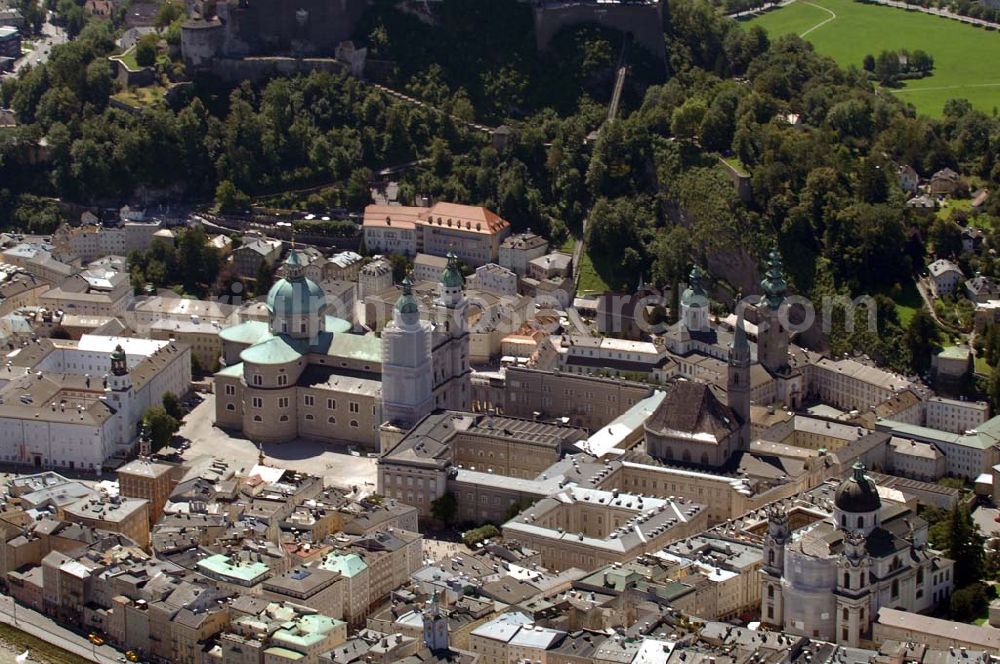 Salzburg from the bird's eye view: Die Altstadt von Salzburg umfasst den historischen Innenstadtkern von Salzburg. Auf dem Bild sind von links nach rechts der Salzburger Dom, der Stift Sankt Peter, die Franziskanerkirche, sowie die Kollegienkirche am Universitätsplatz zu sehen. Salzburg 2007/07/14 The old-town includes the historical buildings of Salzburg. This picture shows, from the left to the right, the Salzburg Cathedral, the St. Peter monastery, the Franziskanerchurch, as well as the University church.