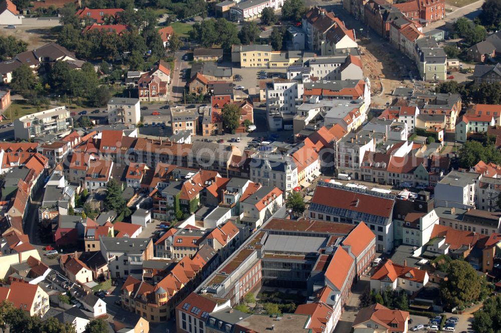 Senftenberg from above - Blick auf den historischen Altstadtkern der Innenstadt von Senftenberg. Senftenberg liegt im Süden Brandenburgs in der Niederlausitz und ist die Kreisstadt des Landkreises Oberspreewald-Lausitz. Die angrenzenden Gebäude am Markt stammen aus verschiedenen Stilepochen und wurden nach der Wende aufwendig rekonstruiert. Kontakt: Stadt Senftenberg, Tel. +49 (0) 35 73 70 10,