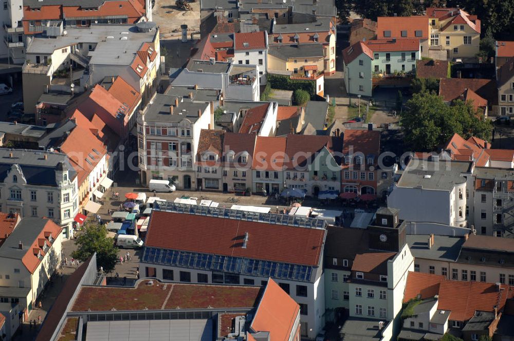 Senftenberg from the bird's eye view: Blick auf den historischen Altstadtkern der Innenstadt von Senftenberg. Senftenberg liegt im Süden Brandenburgs in der Niederlausitz und ist die Kreisstadt des Landkreises Oberspreewald-Lausitz. Die angrenzenden Gebäude am Markt stammen aus verschiedenen Stilepochen und wurden nach der Wende aufwendig rekonstruiert. Kontakt: Stadt Senftenberg, Tel. +49 (0) 35 73 70 10,