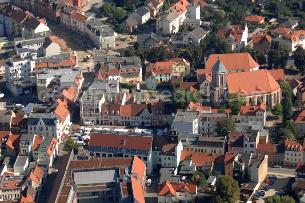 Aerial image Senftenberg - Blick auf den historischen Altstadtkern der Innenstadt von Senftenberg. Senftenberg liegt im Süden Brandenburgs in der Niederlausitz und ist die Kreisstadt des Landkreises Oberspreewald-Lausitz. Die angrenzenden Gebäude am Markt stammen aus verschiedenen Stilepochen und wurden nach der Wende aufwendig rekonstruiert. Kontakt: Stadt Senftenberg, Tel. +49 (0) 35 73 70 10,