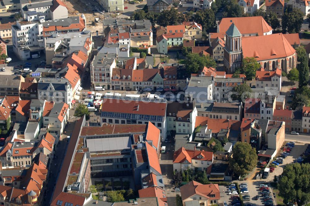 Aerial photograph Senftenberg - Blick auf den historischen Altstadtkern der Innenstadt von Senftenberg. Senftenberg liegt im Süden Brandenburgs in der Niederlausitz und ist die Kreisstadt des Landkreises Oberspreewald-Lausitz. Die angrenzenden Gebäude am Markt stammen aus verschiedenen Stilepochen und wurden nach der Wende aufwendig rekonstruiert. Kontakt: Stadt Senftenberg, Tel. +49 (0) 35 73 70 10,