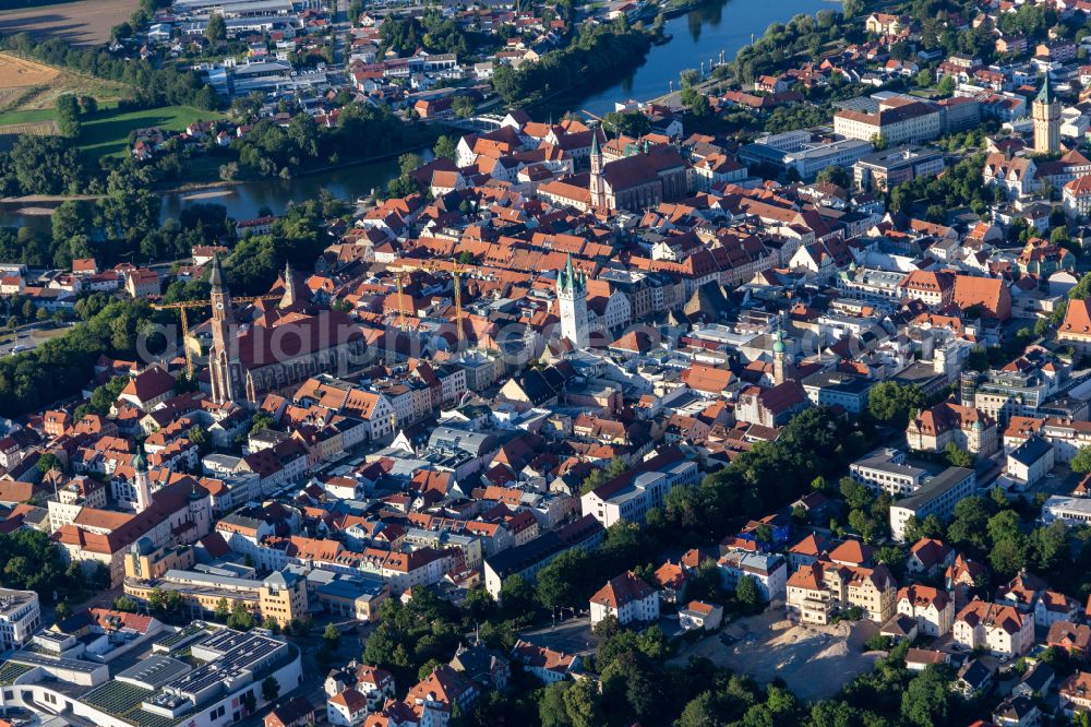 Aerial photograph Straubing - Building of the tower Stadtturm and the Basilica St. Jakob on Theresienplatz in Straubing in the state Bavaria, Germany