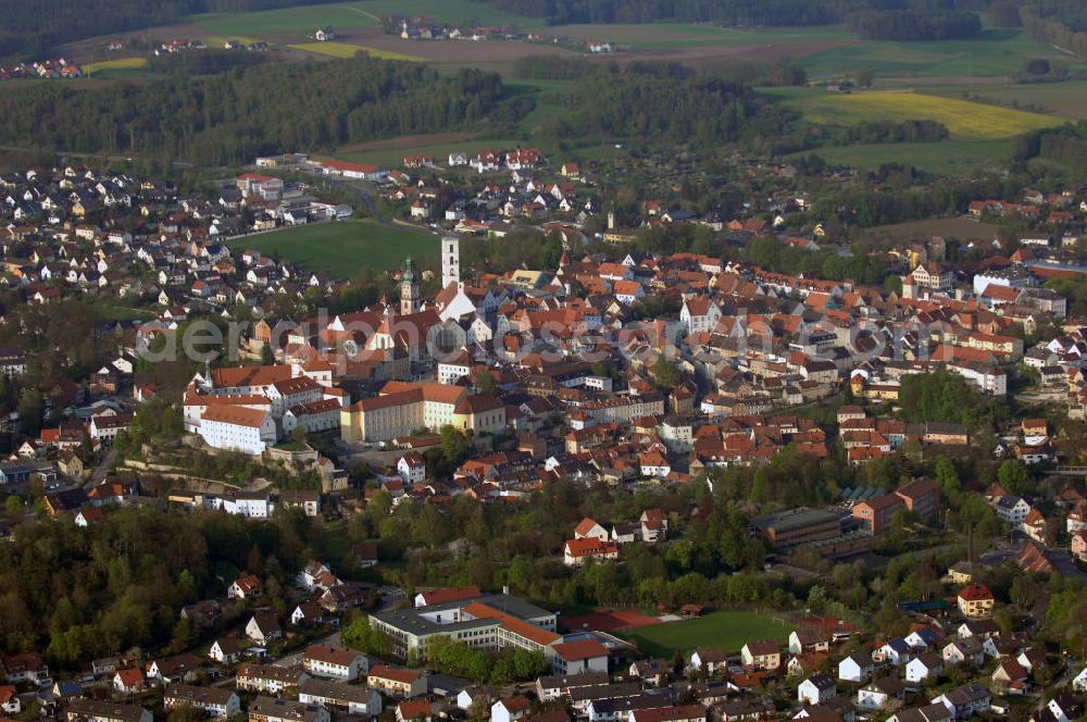 Aerial image Sulzbach-Rosenberg - Altstadt von Sulzbach-Rosenberg. Die Burg Sulzbach lag im Areal des heutigen Oberen und Unteren Schlosses Sulzbach und des dortigen St. Hedwigsklosters sowie des ältesten Altstadtkerns von Sulzbach-Rosenberg in der Oberpfalz (Landkreis Amberg-Sulzbach). Burg und Siedlung liegen in einem seit der späten Merowinger- und frühen Karolingerzeit herrschafts- und siedlungsgeschichtlich sehr dynamischen Gebiet, dessen Bedeutung für das Königtum und den mit ihm verbundenen Adelsfamilien aus einer ganzen Anzahl unterschiedlicher Faktoren erwuchs. Kontakt: Tourist-Information + Kulturwerkstatt, Luitpoldplatz 25, 92237 Sulzbach-Rosenberg, Tel. +49 (0)9661 510 110, Fax +49 (0)9661 510 208, e-mail: Tourist-Info@Sulzbach-Rosenberg.de