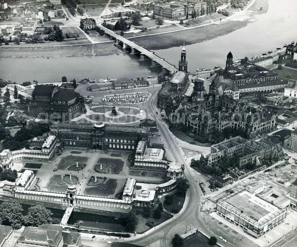 Aerial photograph Dresden - Old town on the banks of the Elbe in Dresden in Saxony