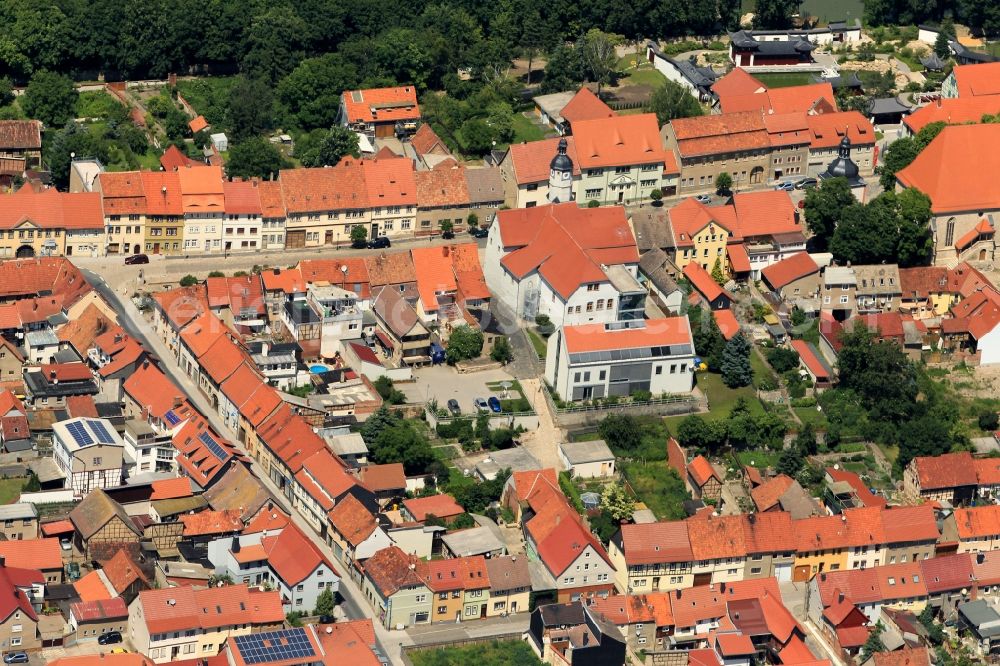 Aerial photograph Weißensee - Among the striking sights in the old town of Weissensee in Thuringia belongs next to the Church of St. Peter and Paul's the historic Town Hall. The origin of the town hall dates back to the 14th century. This makes it one of the oldest town halls in Germany. In the environment of the town hall and the church a residential and business district is the old town