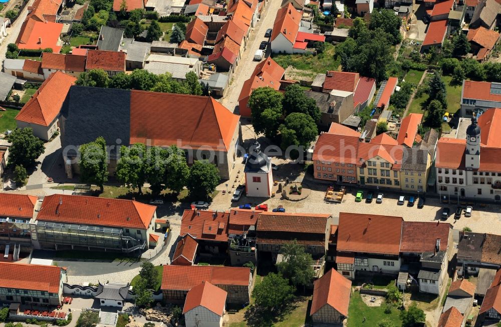 Aerial photograph Weißensee - Among the striking sights in the old town of Weissensee in Thuringia belongs next to the Church of St. Peter and Paul's the historic Town Hall. The origin of the town hall dates back to the 14th century. This makes it one of the oldest town halls in Germany. In the environment of the town hall and the church a residential and business district is the old town