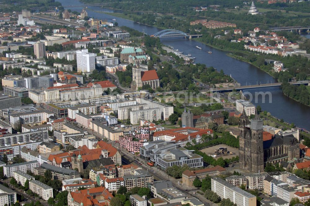 Magdeburg from the bird's eye view: Blick auf die Altstadt westlich der Elbe in Magdeburg. Das Bild der Altstadt wurde durch die fast vollständige Zerstörung im Zweiten Weltkrieg mit seinen zahlreichen Neubauten geprägt. Eine der bedeutendsten Magdeburger Straßen verläuft durch die gesamte Altstadt. Die Wohn - und Geschäftsstraße Breiter Weg, die im Jahre 1207 bereits existierte und mit reichlich Sehenswürdigkeiten bestückt ist. Neben der St. Sebastian Kirche, dem erst im Oktober 2005 eingeweihten Hundertwasserhaus und dem Dom zu Magdeburg ist der Brete Weg ein beliebtes Ziel für Touristen. Mit dem Blick über die Elbe ist ebenfalls der westliche Teil des anlässlich zur Bundesgartenschau 1999 entstandene Elbauenpark zu sehen. Kontakt: Touristeninformation Magdeburg, Ernst - Reuter - Allee 12, 39104 Magdeburg, Tel. +49(0)391 19433, Fax +49(0)391 540 4930, Email: info@magdeburg-tourist.de