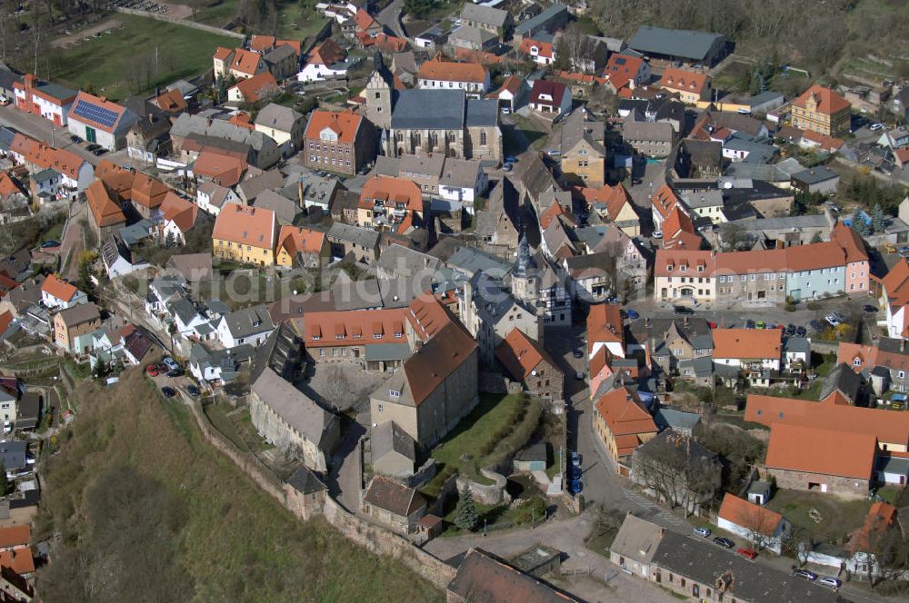 Aerial image WETTIN - Blick auf die Altstadt von Wettin mit dem Rathaus(m) und der Nikolaikirche (h). 961 erfolgte die erstmalige urkundliche Erwähnung der Civitas Vitin, aus der das Herrschergeschlecht der Wettiner stammt, das die Markgrafen, Kurfürsten und Könige in Sachsen sowie in Polen stellte. Seit 1680 gehörte die Stadt zum brandenburg-preußischen Herzogtum Magdeburg und lag im damaligen Saalkreis. Kontakt: Stadt Wettin, Bürgermeister Herr Volker Härzer, Burgstraße 1, 06198 Wettin, Tel. 0+49()34607 3440 3, Fax +49(0)34607 3440 6