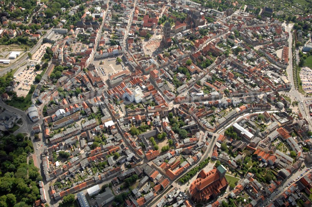 Wismar from the bird's eye view: Blick auf den historischen Stadtkern von Wismar mit dem Marktplatz und der Nikolaikirche (im Vordergrund).