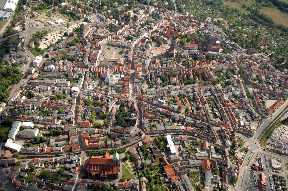 Aerial image Wismar - Blick auf den historischen Stadtkern von Wismar mit dem Marktplatz und der Nikolaikirche (im Vordergrund).