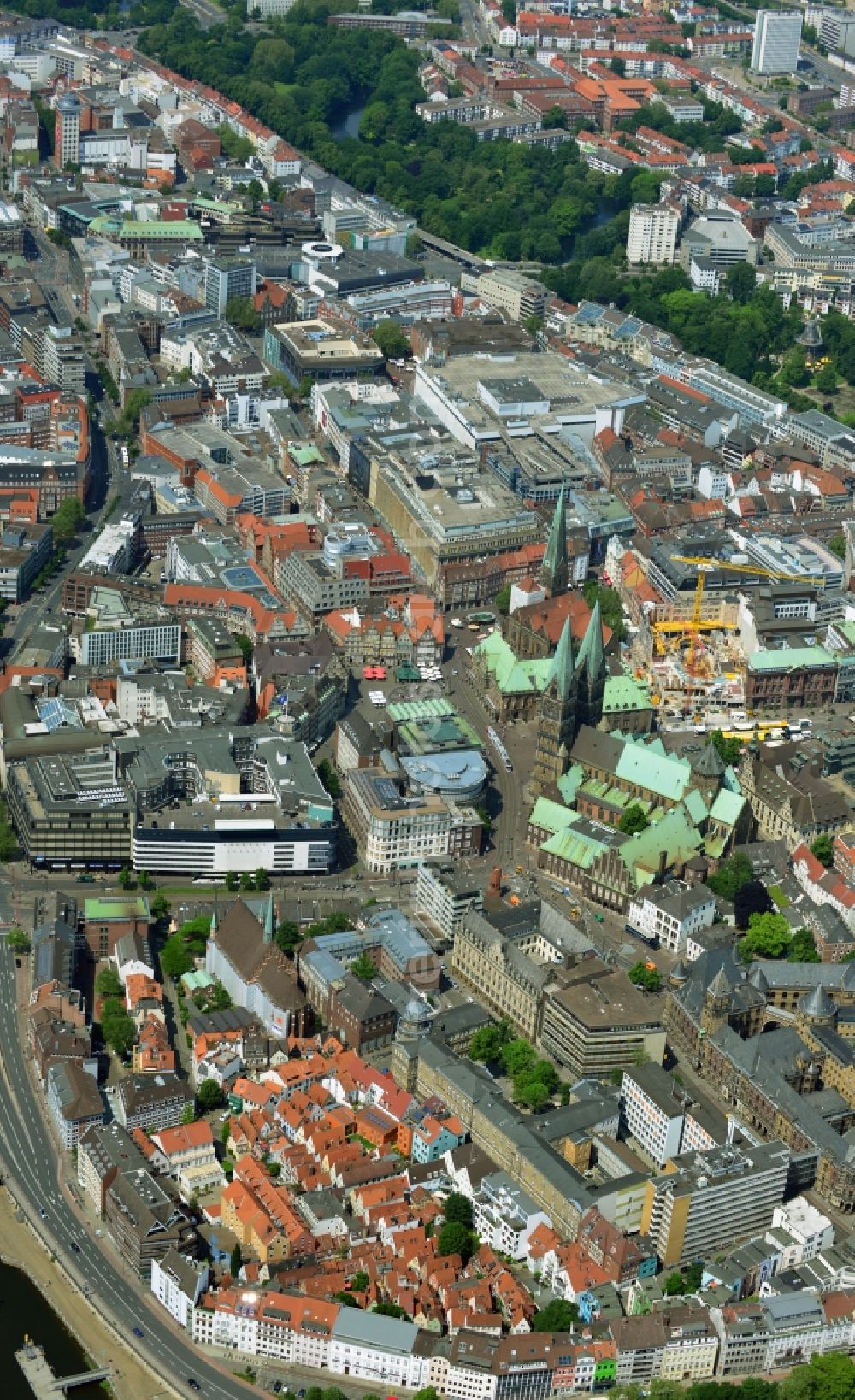 Bremen from the bird's eye view: Historic Centre of the city center's Market Square with the Town Hall and Cathedral of Bremen