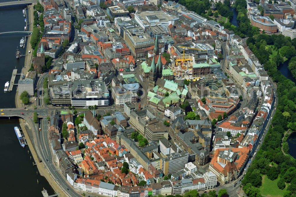 Aerial image Bremen - Historic Centre of the city center's Market Square with the Town Hall and Cathedral of Bremen