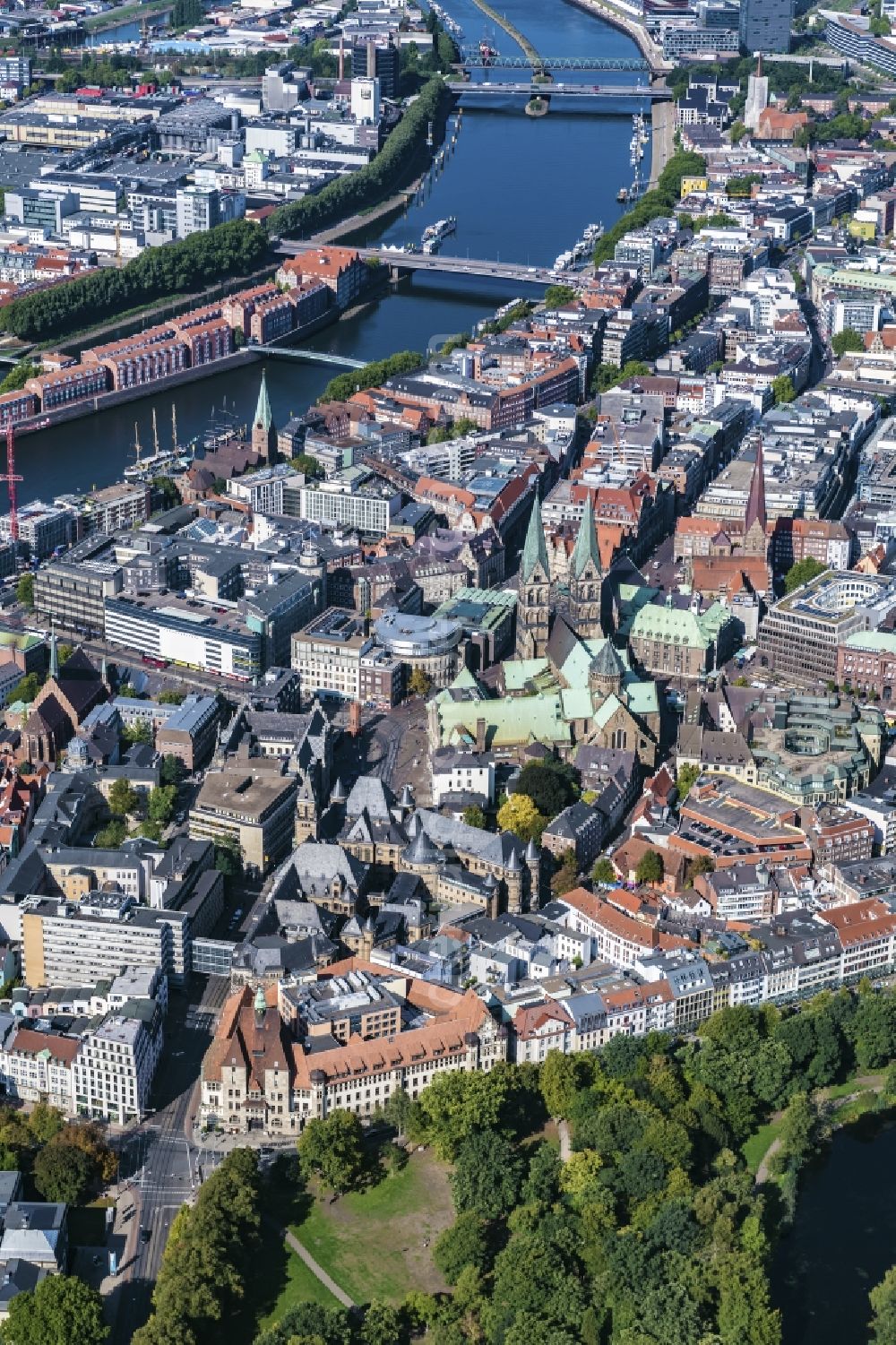 Aerial photograph Bremen - Old Town- center of downtown with church building of St. Petri Dom on the banks of the river Weser in the district Zentrum in Bremen, Germany