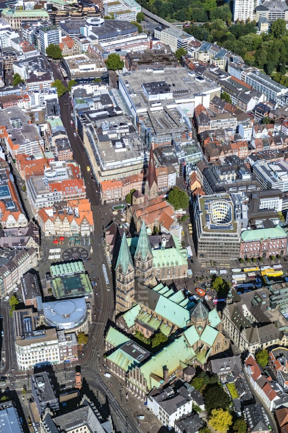 Aerial photograph Bremen - Old Town- center of downtown with church building of St. Petri Dom on the banks of the river Weser in the district Zentrum in Bremen, Germany