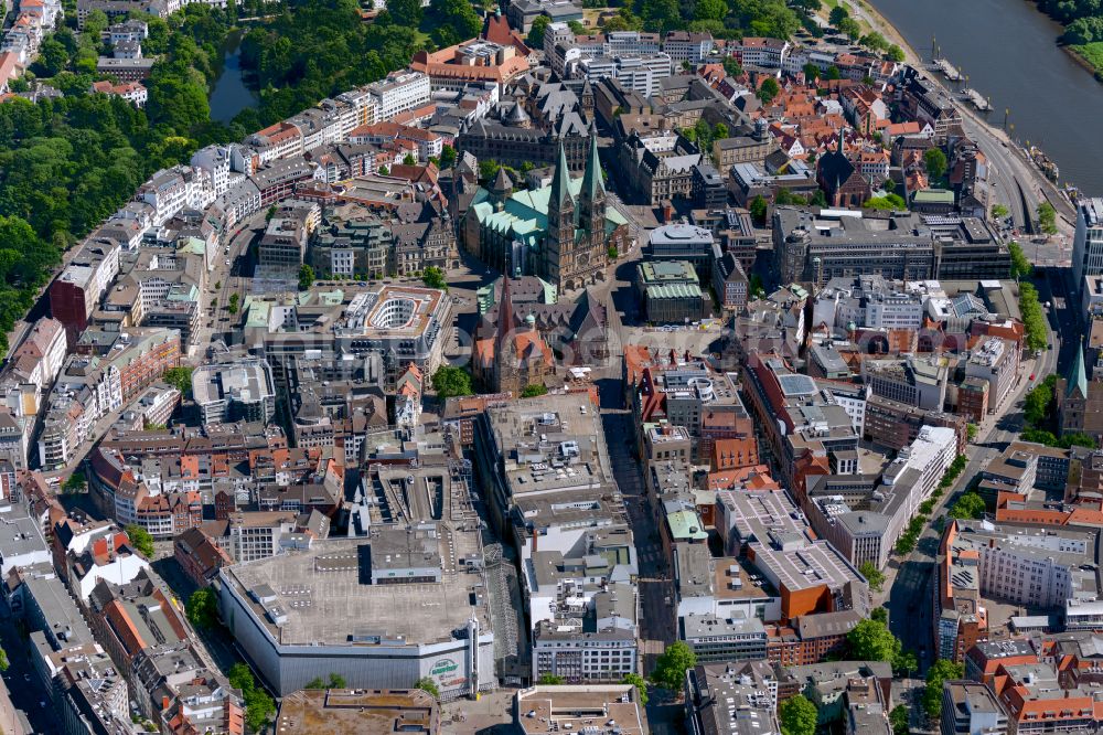 Aerial image Bremen - Old Town- center of downtown with church building of St. Petri Dom on the banks of the river Weser in the district Zentrum in Bremen, Germany