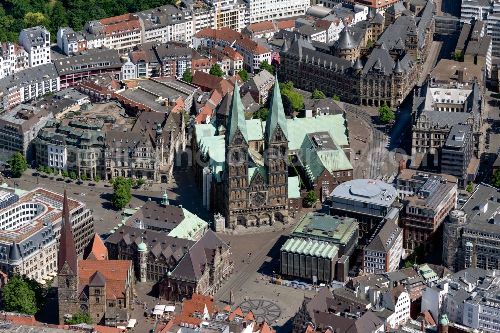 Aerial photograph Bremen - Old Town- center of downtown with church building of St. Petri Dom on the banks of the river Weser in the district Zentrum in Bremen, Germany