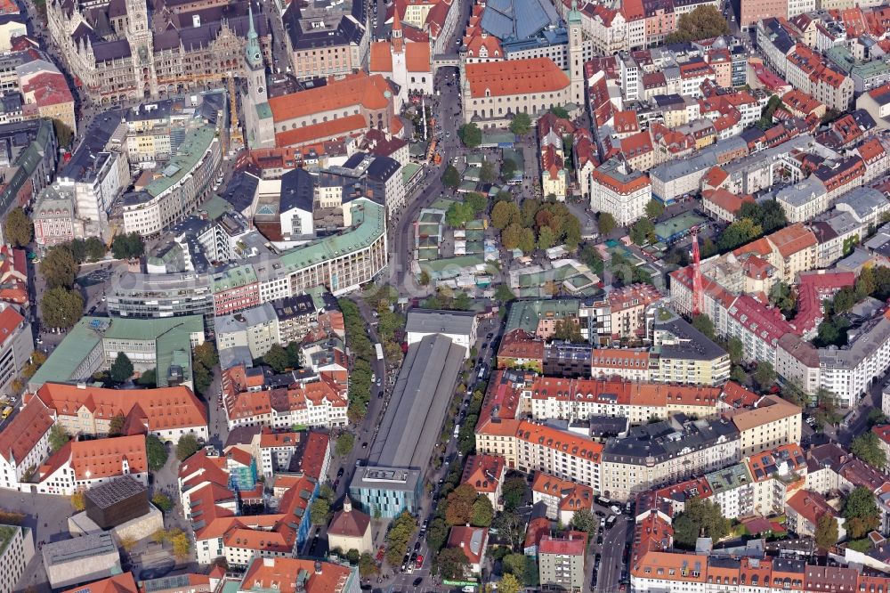 Aerial photograph München - Old town center around the Viktualienmarkt in Munich in the state of Bavaria. The food market is surrounded by the Schrannenhalle and the churches Alter Peter and Heilig Geist