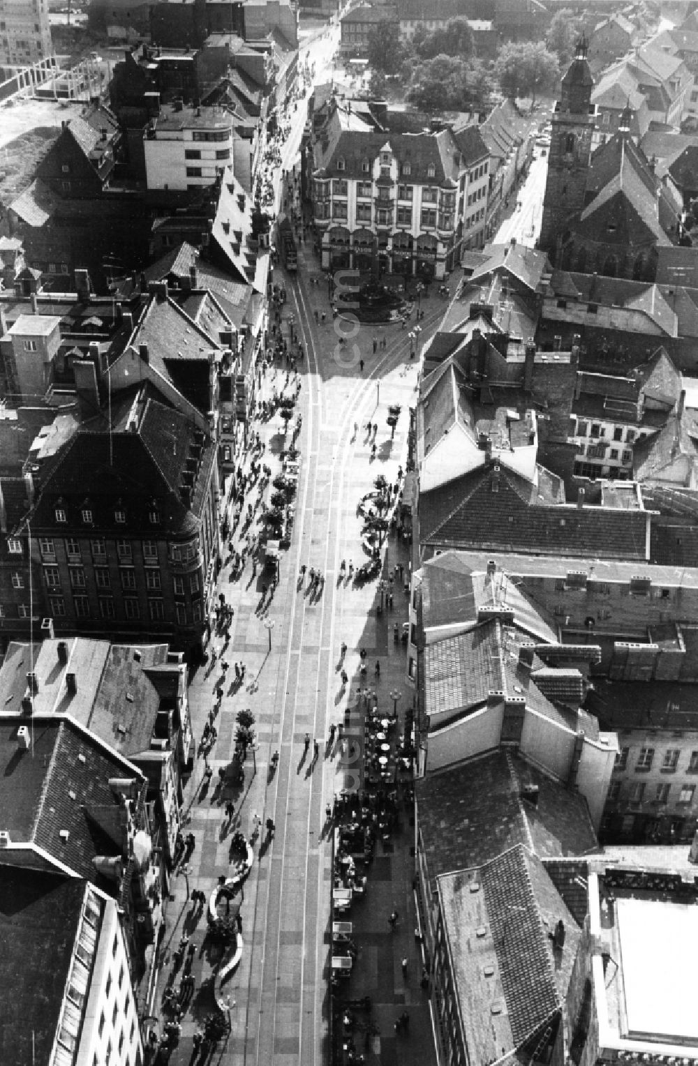 Aerial photograph Erfurt - Old Town area and city center at the anger in Erfurt in the state Thuringia. In the picture the old anger fountain and the catholic rectory st. crucis / st. wigbert