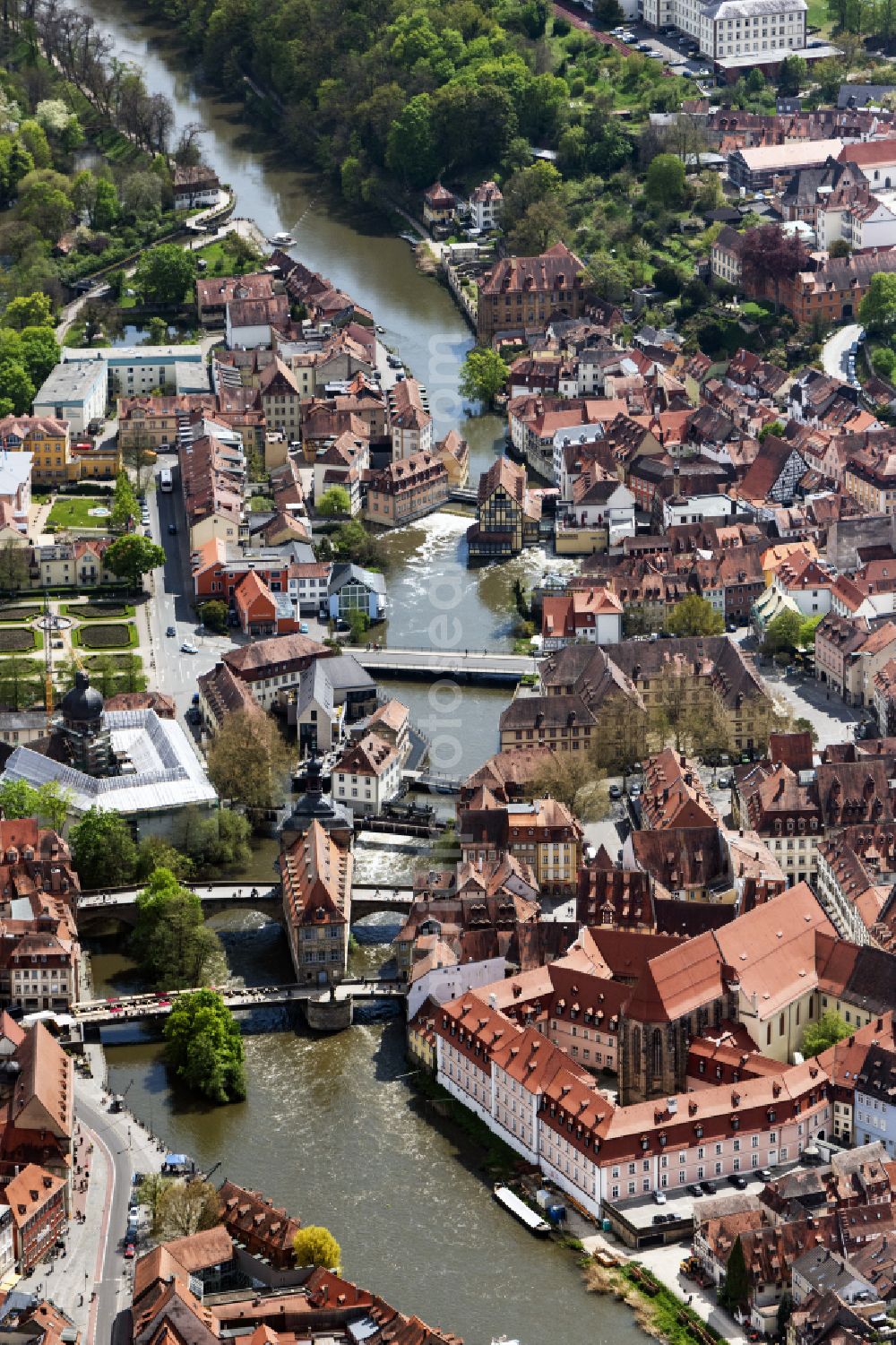 Bamberg from the bird's eye view: Old Town area and city center with dem Alten Rathaus Bamberg between Unterer Bruecke and Oberer Bruecke on Linken Regnitzarm in Bamberg in the state Bavaria, Germany