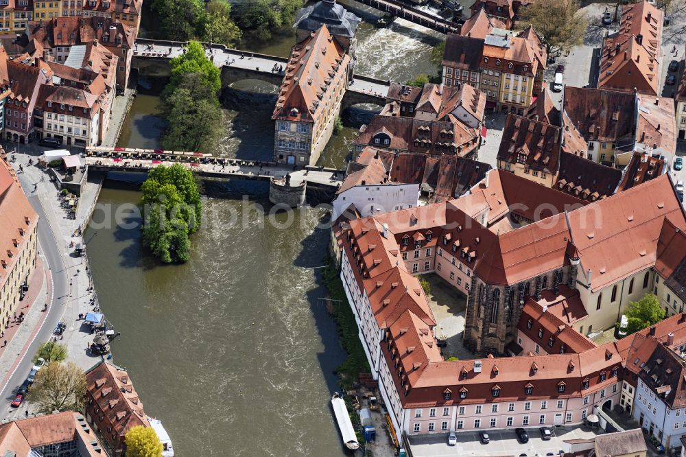 Bamberg from the bird's eye view: Old Town area and city center with dem Alten Rathaus Bamberg between Unterer Bruecke and Oberer Bruecke on Linken Regnitzarm in Bamberg in the state Bavaria, Germany