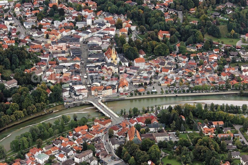 Aerial photograph Bad Tölz - Bad Toelz an der Isar in Bad Toelz-Wolfratshausen in the state Bavaria. Overlooking the old town with market street, late medieval parish church Mariae Himmelfahrt and Isar Bridge