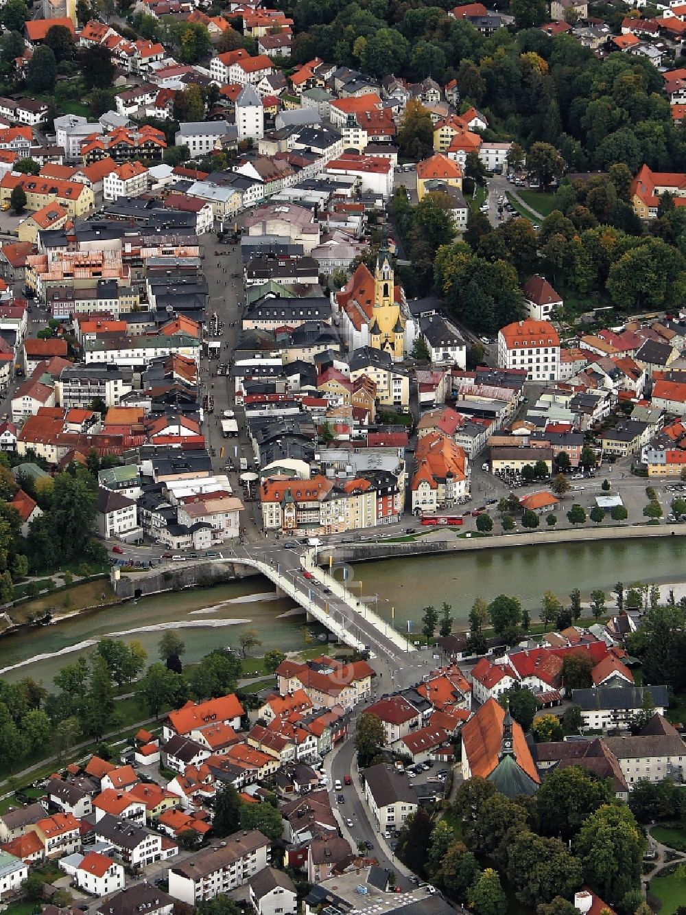 Aerial photograph Bad Tölz - Bad Toelz an der Isar in Bad Toelz-Wolfratshausen in the state Bavaria. Overlooking the old town with market street, late medieval parish church Mariae Himmelfahrt and Isar Bridge