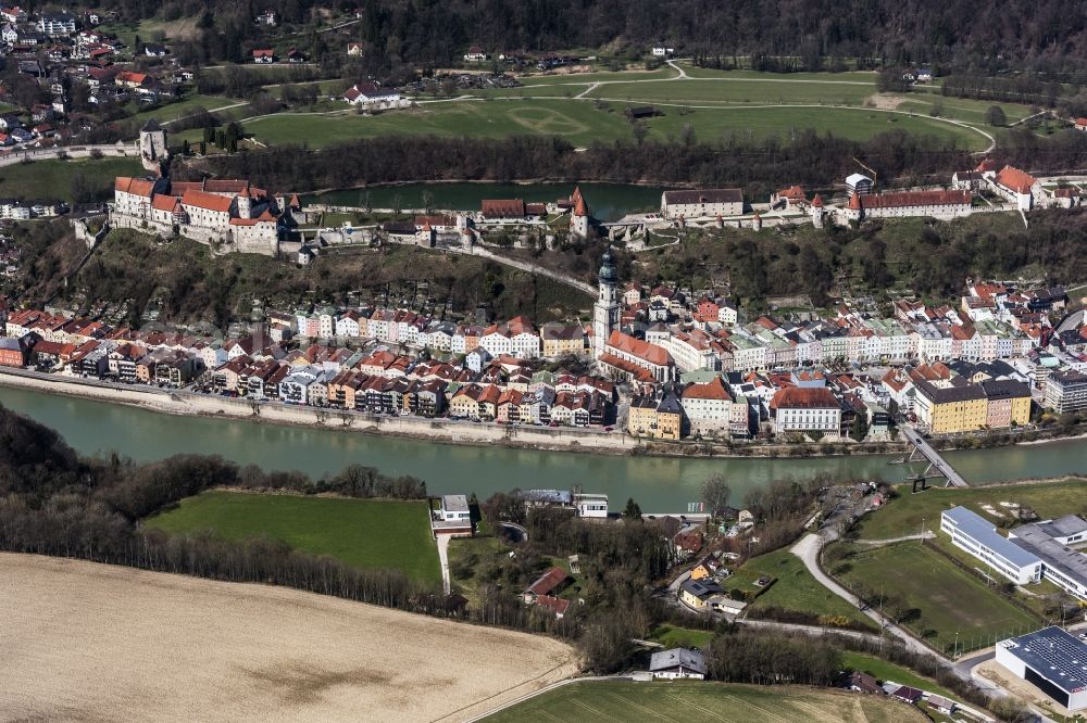 Burghausen from the bird's eye view: Old Town area and city center Burghausen in Burghausen in the state Bavaria, Germany