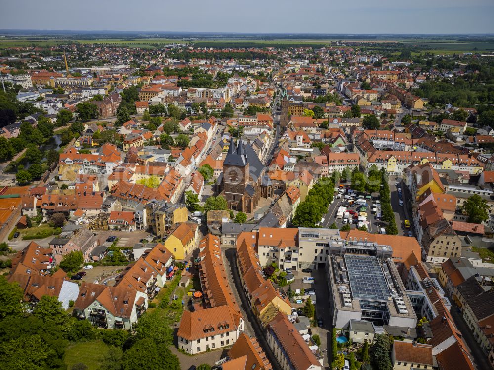 Aerial photograph Delitzsch - Old Town area and city center with the church building of Stadtkirche St. Peter and Paul and the palace of the Barockschloss Delitzsch in Delitzsch in the state Saxony, Germany